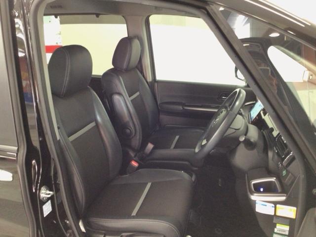 【前席】体を包み込むような形状でホールド感のあるフロントシート。しっかりと支えてくれるので長時間の運転を快適にサポートしてくれます。もちろん足元もゆったりしてますのでおくつろぎいただけます♪