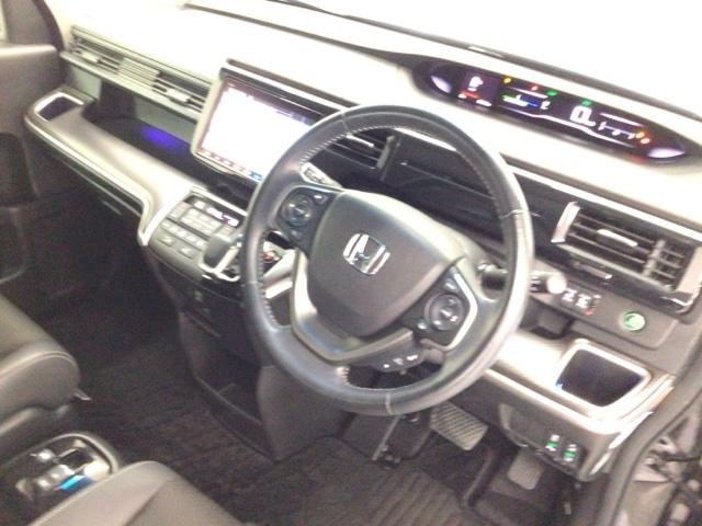 【ハンドル】運転にかかわる様々な操作を安全に行えるように視点移動が少なく操作性に配慮されたスイッチ類が凝縮されたコックピットです。