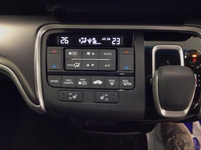 【左右独立オートエアコン】左右席で独立温度コントロールが可能です。運転席はキンキンに冷やして助手席はマイルドにと言った設定が可能です☆暑さ寒さでケンカすることもなくなりますね♪