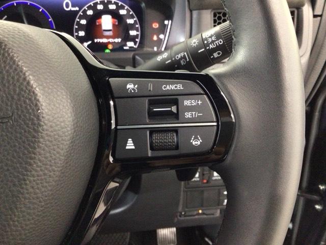 【アダプティブ・クルーズ・コントロール】予め設定した車速内でクルマが自動的に加減速。前走車との適切な車間距離を維持しながら追従走行し、高速道路でのドライバーの疲労を軽減してくれる嬉しい機能付♪