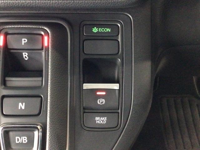 指先の操作でパーキングブレーキの「作動と解除」が行うことができる装備。ブレーキペダルから足を離しても停止し続けてくれるオートブレーキホールド機能。信号待ちなどの際には便利。ＥＣＯ運転で低燃費走行♪