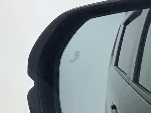 斜め後ろに存在する車を探知。その方向のドアミラー鏡面上にマークを表示し、存在をお知らせしてくれます。また、その方向にウインカーを操作すると、マークの点滅と警告音で注意を促します！