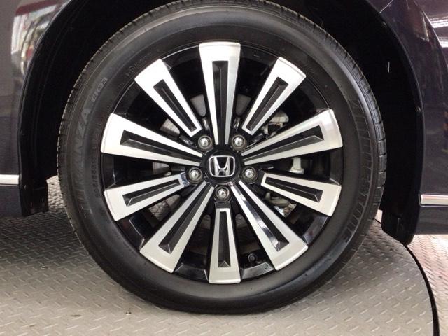 【アルミホイール】純正アルミホイール装備！足元を際立たせ、軽快な走りを演出します！印象もアップし、スタイルも引き締まります！スポーティーさの中にラグジュアリーを感じさせるデザインですね♪