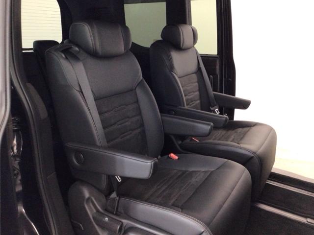 【２列目シート】シートと一体型のシームレスなオットマンを２列目キャプテンシートに設定しました。角度はお好みの位置に調整可能。足をまっすぐ伸ばしてくつろげます。