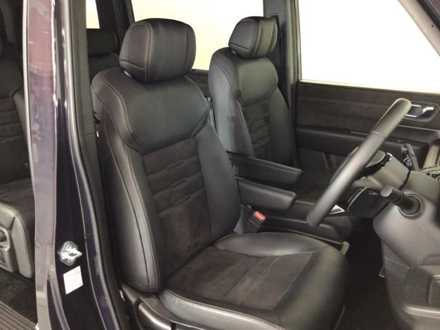 【前席】体を包み込むような形状でホールド感のあるフロントシート。しっかりと支えてくれるので長時間の運転を快適にサポートしてくれます。もちろん足元もゆったりしてますのでおくつろぎいただけます♪