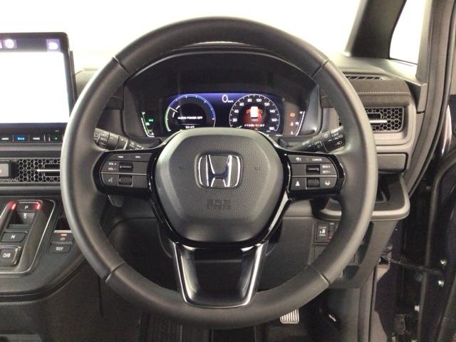 【ハンドル】運転にかかわる様々な操作を安全に行えるように視点移動が少なく操作性に配慮されたスイッチ類が凝縮されたコックピットです。