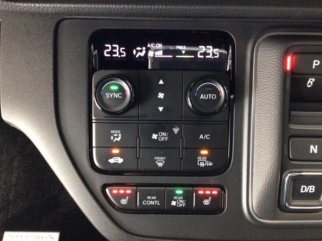 【左右独立オートエアコン】左右席で独立温度コントロールが可能です。運転席はキンキンに冷やして助手席はマイルドにと言った設定が可能です☆暑さ寒さでケンカすることもなくなりますね♪