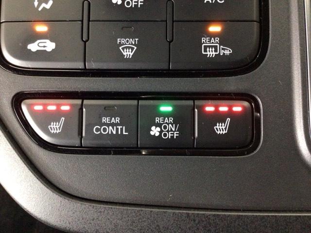 【シートヒーター】エアコンよりも暖かくなるのが早く、エンジンをかけるとあっという間にポカポカに♪エアコンと違い風が出るわけではないので乾燥に敏感な方でも安心して使用できますよ♪