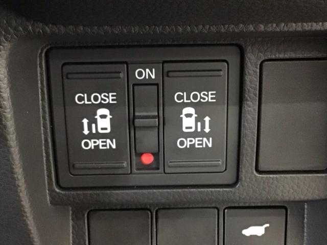 【両側パワースライドドア】両側がパワースライドドアになっており、運転席のスイッチやスマートキーでも開閉が可能です！開口部も広いので乗り降りも楽々♪