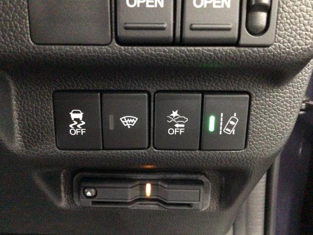 フリード＋ クロスターブラックスタイル　ＬＥＤ・フルセグ・メモリナビ・バックカメラ・純正ＡＷ・シートヒーター・ＥＴＣ　サイドエアバック　地デジフルセグ　ＤＶＤ　前後誤発進抑制　両側電動スライドドア　助手席エアバッグ　フルオートエアコン（7枚目）