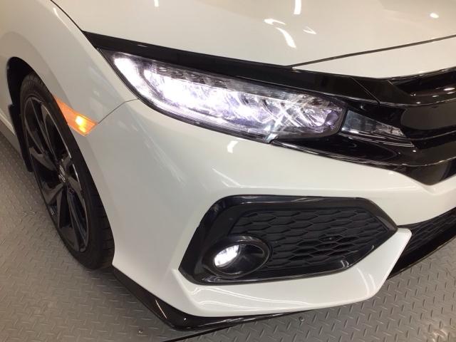 【ＬＥＤヘッドライト】ディスチャージヘッドライト（ＨＩＤ）と同等の明るさで、夜道や雨天走行が明るく視界良好！！　フォグライトも装備で、安心感さらにＵＰです♪安心ドライブを楽しんで下さい♪