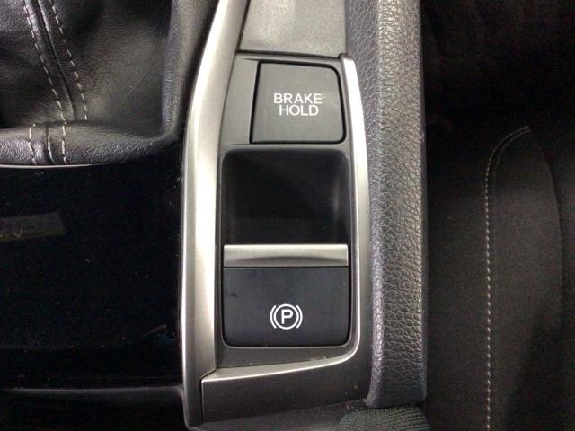 指先の操作でパーキングブレーキの「作動と解除」が行うことができる装備。ブレーキペダルから足を離しても停止し続けてくれるオートブレーキホールド機能。信号待ちなどの際には便利。ＥＣＯ運転で低燃費走行♪