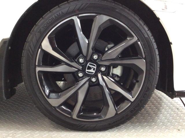 【アルミホイール】純正アルミホイール装備！足元を際立たせ、軽快な走りを演出します！印象もアップし、スタイルも引き締まります！スポーティーさの中にラグジュアリーを感じさせるデザインですね♪