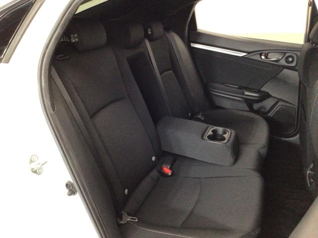 【後席】後席シートももちろん足下広々で快適♪収納式のアームレストも装備しており、後席の方もユッタリおくつろぎいただけます♪是非一度実際にご覧になってください！