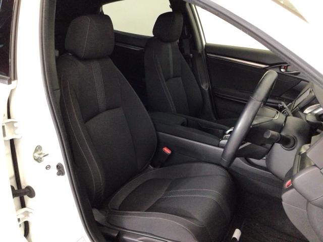 【前席】体を包み込むような形状でホールド感のあるフロントシート。しっかりと支えてくれるので長時間の運転を快適にサポートしてくれます。もちろん足元もゆったりしてますのでおくつろぎいただけます♪
