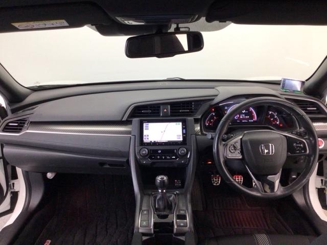 【前方視界】開放的な前方視界！運転がしやすく疲れにくいです♪窓が大きく、見通しがとっても良いおクルマですよ♪