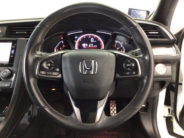 【ハンドル】運転にかかわる様々な操作を安全に行えるように視点移動が少なく操作性に配慮されたスイッチ類が凝縮されたコックピットです。