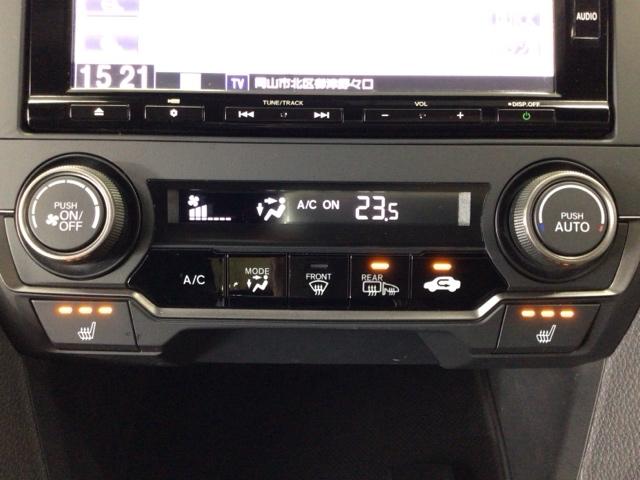 【左右独立オートエアコン】左右席で独立温度コントロールが可能です。運転席はキンキンに冷やして助手席はマイルドにと言った設定が可能です☆暑さ寒さでケンカすることもなくなりますね♪