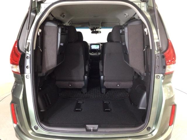 ３列シートを跳ね上げると、大きな荷物も積みこめます！使い勝手もいいですね♪