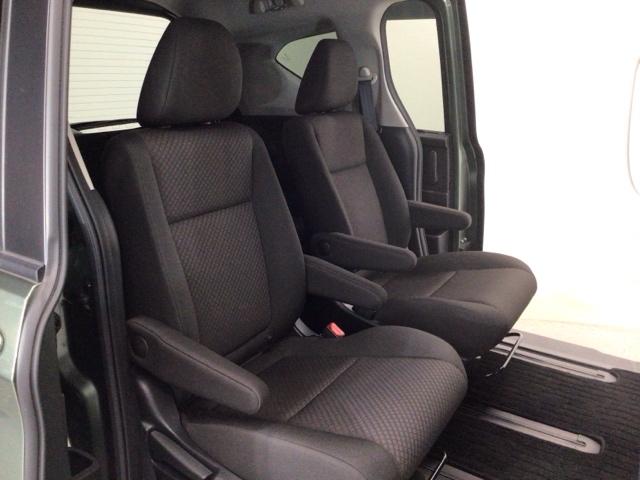 ★２列目セパレートシート★　２列目のシートは、独立したセパレートシート！体をつつみこむので、長距離ドライブも快適に楽しめます！