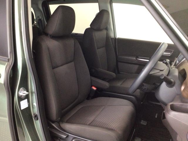 【前席】体を包み込むような形状でホールド感のあるフロントシート。しっかりと支えてくれるので長時間の運転を快適にサポートしてくれます。もちろん足元もゆったりしてますのでおくつろぎいただけます♪
