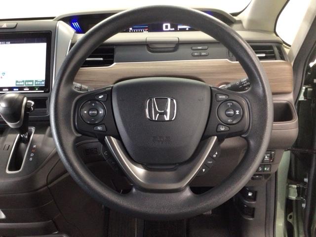 【ハンドル】運転にかかわる様々な操作を安全に行えるように視点移動が少なく操作性に配慮されたスイッチ類が凝縮されたコックピットです。