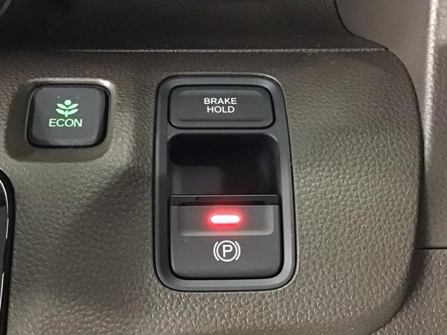 指先の操作でパーキングブレーキの「作動と解除」が行うことができる装備。ブレーキペダルから足を離しても停止し続けてくれるオートブレーキホールド機能。信号待ちなどの際には便利。ＥＣＯ運転で低燃費走行♪