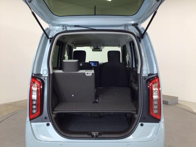 床を低くし、二段ラックモードの荷室です。備え付けのボードを起こせば、フロアが低くなり重い荷物なども載せやすくなります。とっても使い勝手良好♪タップリ積んで、楽しいお出かけを♪