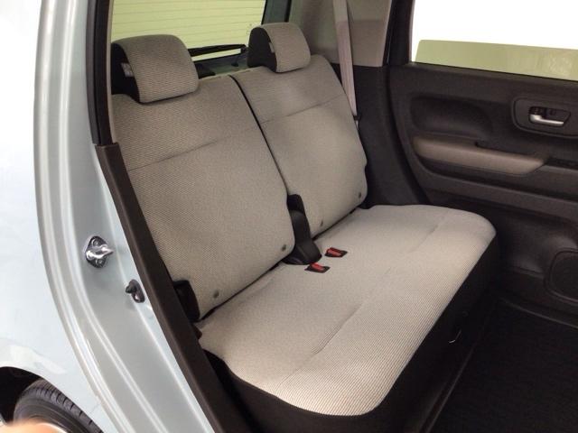 【後席】後席のお足元もとっても広いですよ！更に後席もスライドが可能ですので、おかけになられる方の体格やお荷物量に合わせてスペースを調整できます♪後席シートも乗り心地ＯＫ！ゆったり乗れます♪