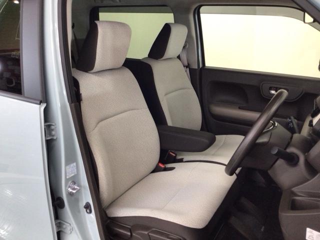 【前席】充分な広さを確保した、快適な前席！インテリアカラーも落ち着いたお色です♪センターアームレストも付いて、リラックスした姿勢で運転していただけます♪