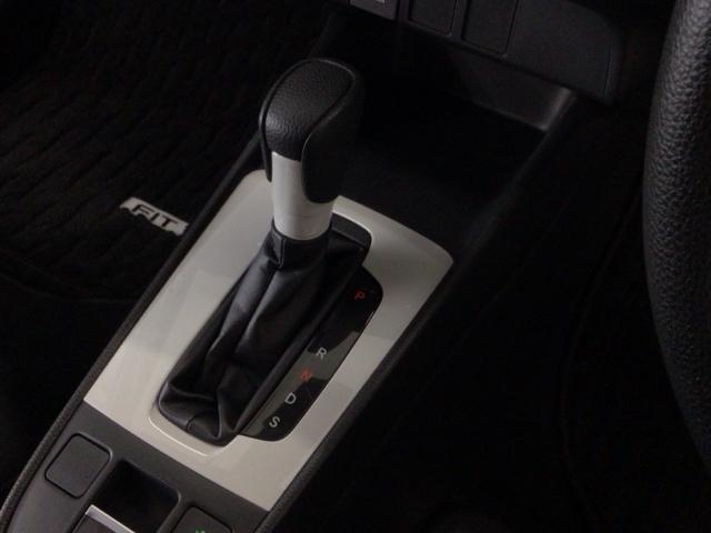 フィット ベーシック デモカーUP・CDチューナー・スマートキー・AM/FMチューナー 横滑防止装置 オートエアコン パワーウインドウ 盗難防止システム オートクルーズコントロール ABS オートライト パワーステアリング(16枚目)