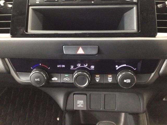 フィット ベーシック デモカーUP・CDチューナー・スマートキー・AM/FMチューナー 横滑防止装置 オートエアコン パワーウインドウ 盗難防止システム オートクルーズコントロール ABS オートライト パワーステアリング(17枚目)