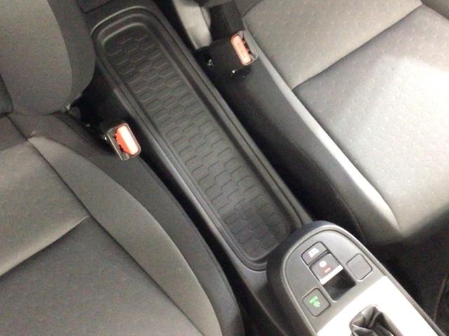 フィット ベーシック デモカーUP・CDチューナー・スマートキー・AM/FMチューナー 横滑防止装置 オートエアコン パワーウインドウ 盗難防止システム オートクルーズコントロール ABS オートライト パワーステアリング(31枚目)