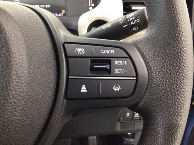 フリード e:HEVエアー デモカーUP・LED・フルセグ・ホンダCONNECT・スマートキー・ETC キーフリ 両側電動ドア クルコン サイドエアバッグ 盗難防止装置 オートエアコン LEDライト フルセグTV ワンオーナー(5枚目)