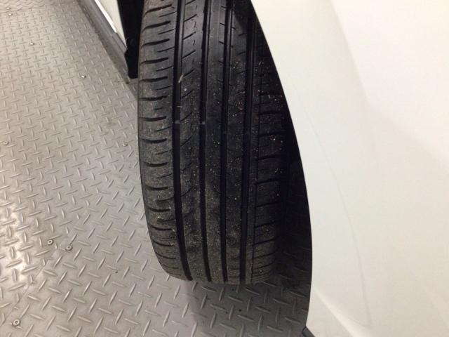 フィット ｅ：ＨＥＶＲＳ　ＬＥＤ・ホンダＣＯＮＮＥＣＴ・メモリナビ・ＤＶＤ・バックカメラ・社外ＡＷ・ＥＴＣ　エアバッグ　ナビ＆ＴＶ　パワーウィンドウ　助手席エアバッグ　Ｄレコ　フルセグテレビ　ＬＥＤヘッドランプ　ＥＴＣ装備（3枚目）