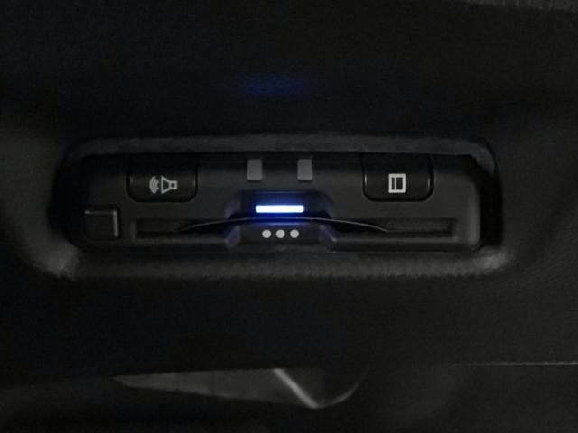 フィット ｅ：ＨＥＶＲＳ　ＬＥＤ・ホンダＣＯＮＮＥＣＴ・メモリナビ・ＤＶＤ・バックカメラ・社外ＡＷ・ＥＴＣ　エアバッグ　ナビ＆ＴＶ　パワーウィンドウ　助手席エアバッグ　Ｄレコ　フルセグテレビ　ＬＥＤヘッドランプ　ＥＴＣ装備（27枚目）