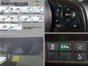 【Honda SENSING】車の前方の状況を把握してブレーキをかけたり、ペダルの踏み間違いを防止したり、前走車と適切な距離を保ったり、ステアリング操作をアシストしたりするなど、先進の安全運転支援シス
