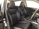【前席】体を包み込むような形状でホールド感のあるフロントシート。しっかりと支えてくれるので長時間の運転を快適にサポートしてくれます。もちろん足元もゆったりしてますのでおくつろぎいただけます♪