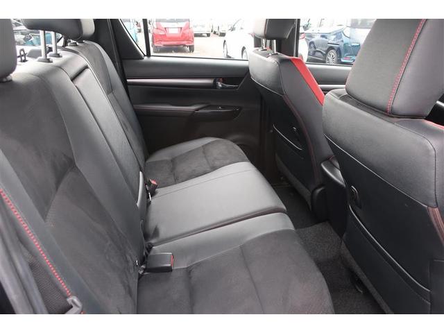 後部座席も足元広々しています。