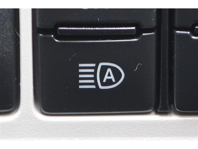 オートマチックハイビームとは、先行車や対向車のライトを認識し、ハイビームとロービームを自動で切り替える機能です。夜道の視界を確保します。詳細は販売店スタッフまでおたずねください。