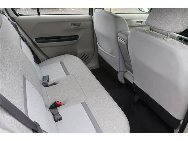 後部座席も足元広々しています。