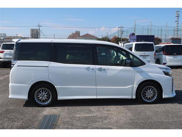 ヴォクシー ハイブリッドZS 煌 フルセグ メモリーナビ DVD再生 後席モニター バックカメラ 衝突被害軽減システム ETC 両側電動スライド LEDヘッドランプ 乗車定員7人 3列シート ワンオーナー(3枚目)