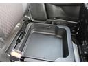 助手席下にはトレーがあります。
