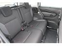 後部座席も足元広々しています。