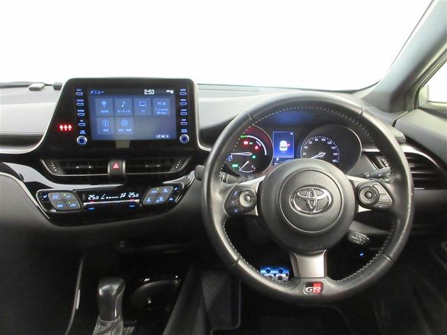 しっかりまとまった感のあるインパネ。各操作スイッチなども使いやすい位置に配置されていますよ。