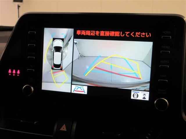 後退時に全方位カメラが作動し、周囲の状況が確認できます。