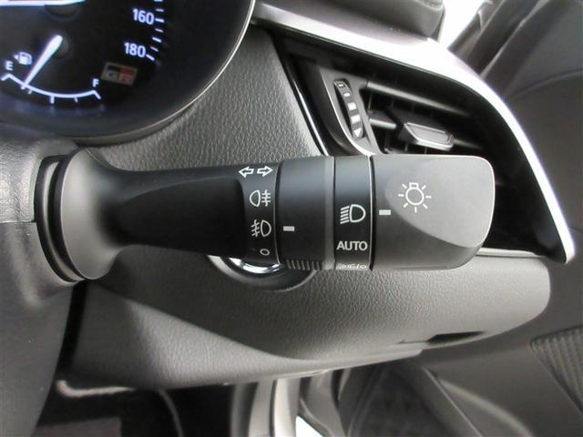 暗くなると自動でライトが点灯するオートライト装備。