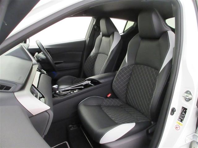 フロントシートを取り外して、フロアカーペットから徹底的に洗浄しています。