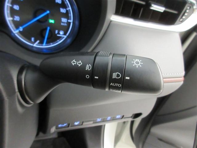 暗くなると自動でライトが点灯するオートライト装備。