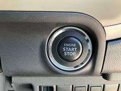 携帯キーを持っておくだけ、車内にあるだけでエンジンをかけることが出来ます。こちらのボタンを押すだけでいちいちキーを探さなくてもエンジンをかかることができるすぐれものです。 3